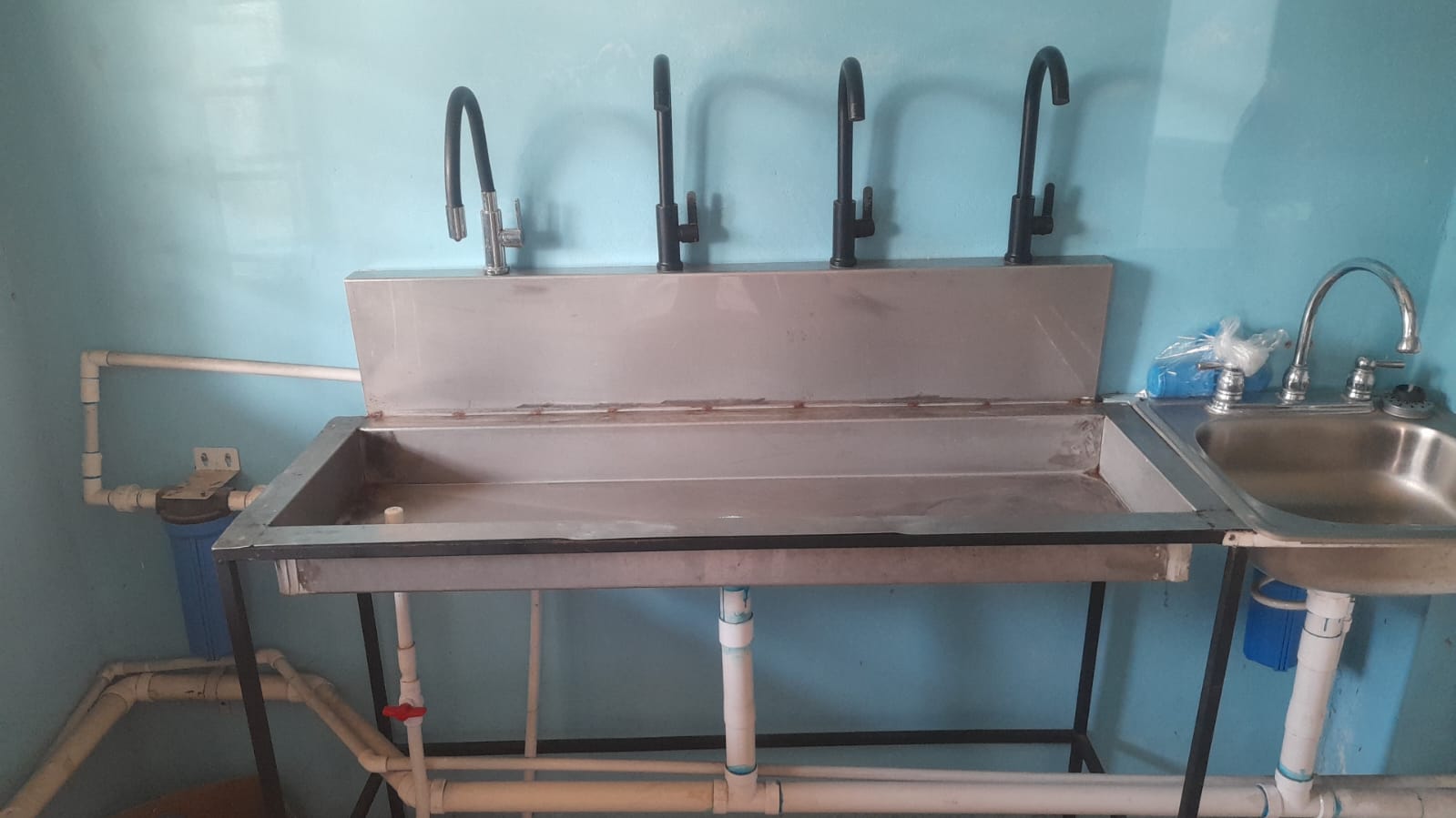 Reverse osmosis water filtration system + sink and 4 fossets photo 1
