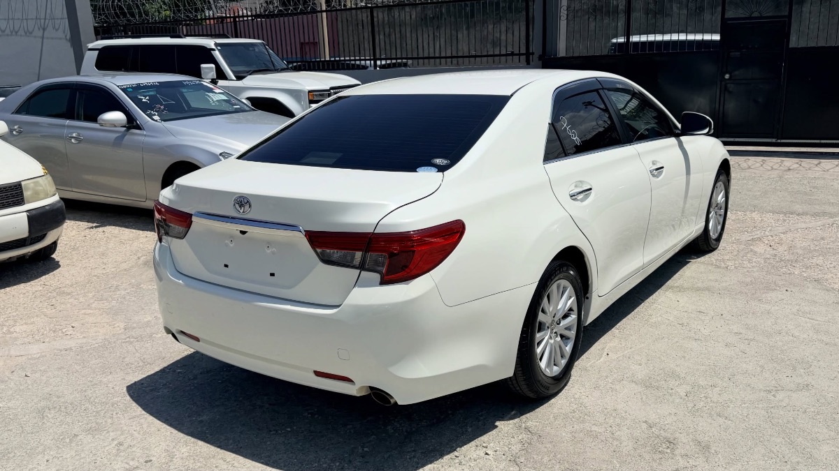 2016 Toyota Mark X photo 2