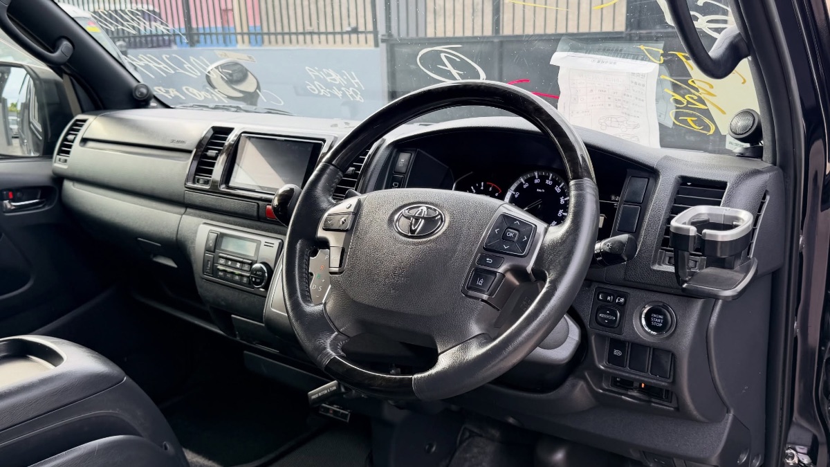 2021 Toyota Hiace photo 3