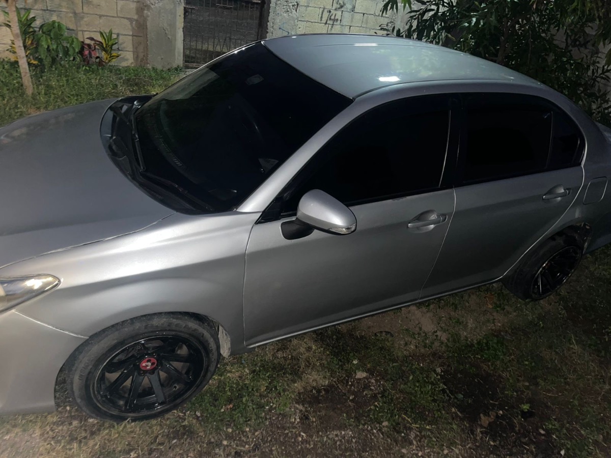 2015 Toyota Axio hybrid photo 3