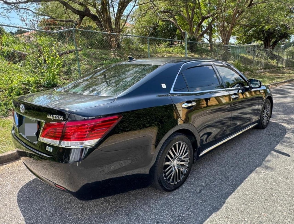 2014 Crown Majesta photo 2