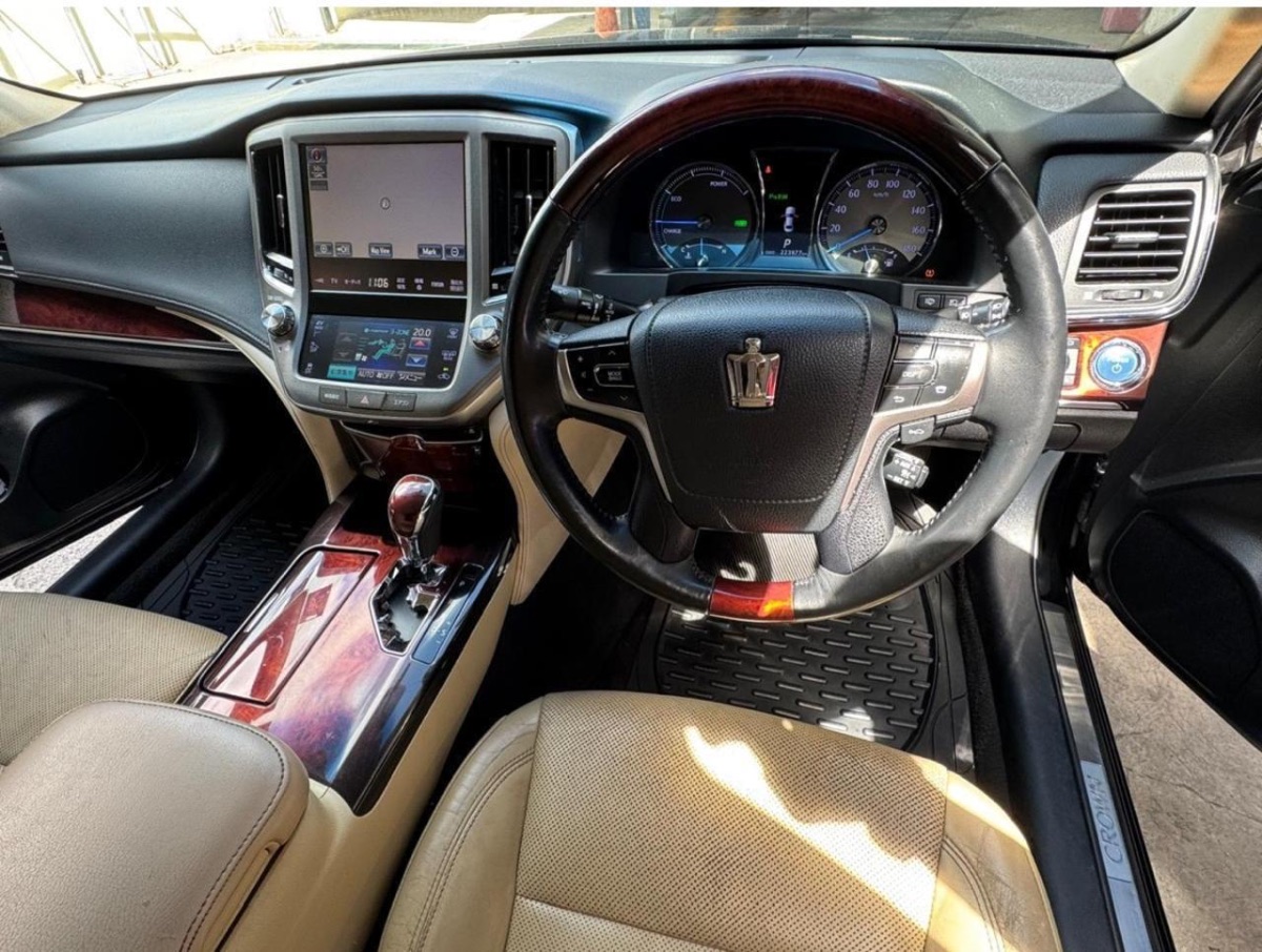 2014 Crown Majesta photo 3