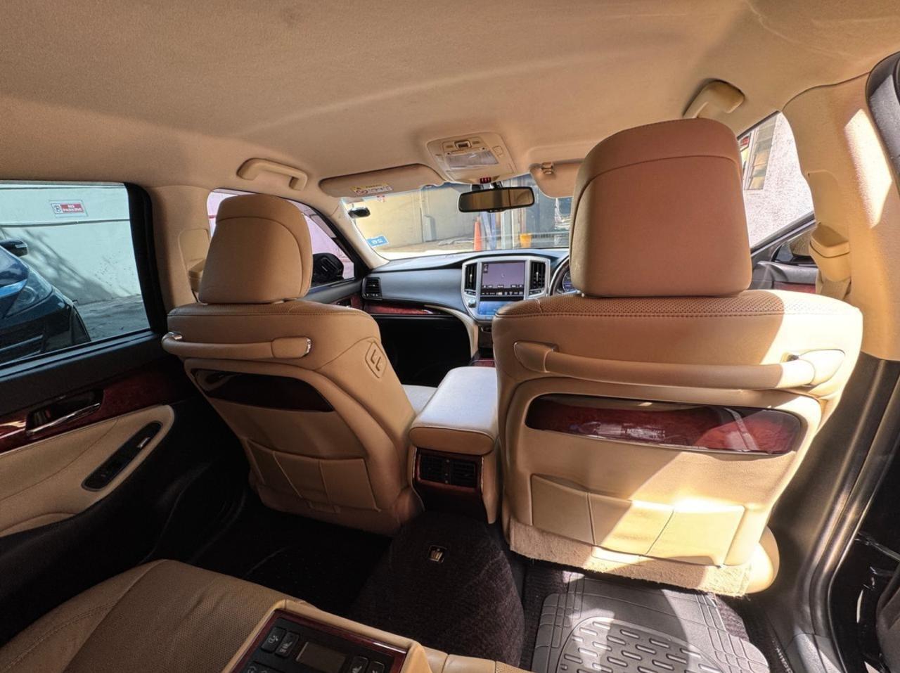 2014 Crown Majesta photo 4