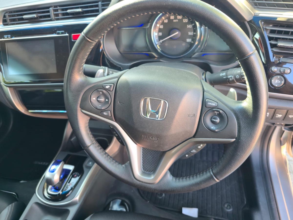 2015 Honda Grace photo 2