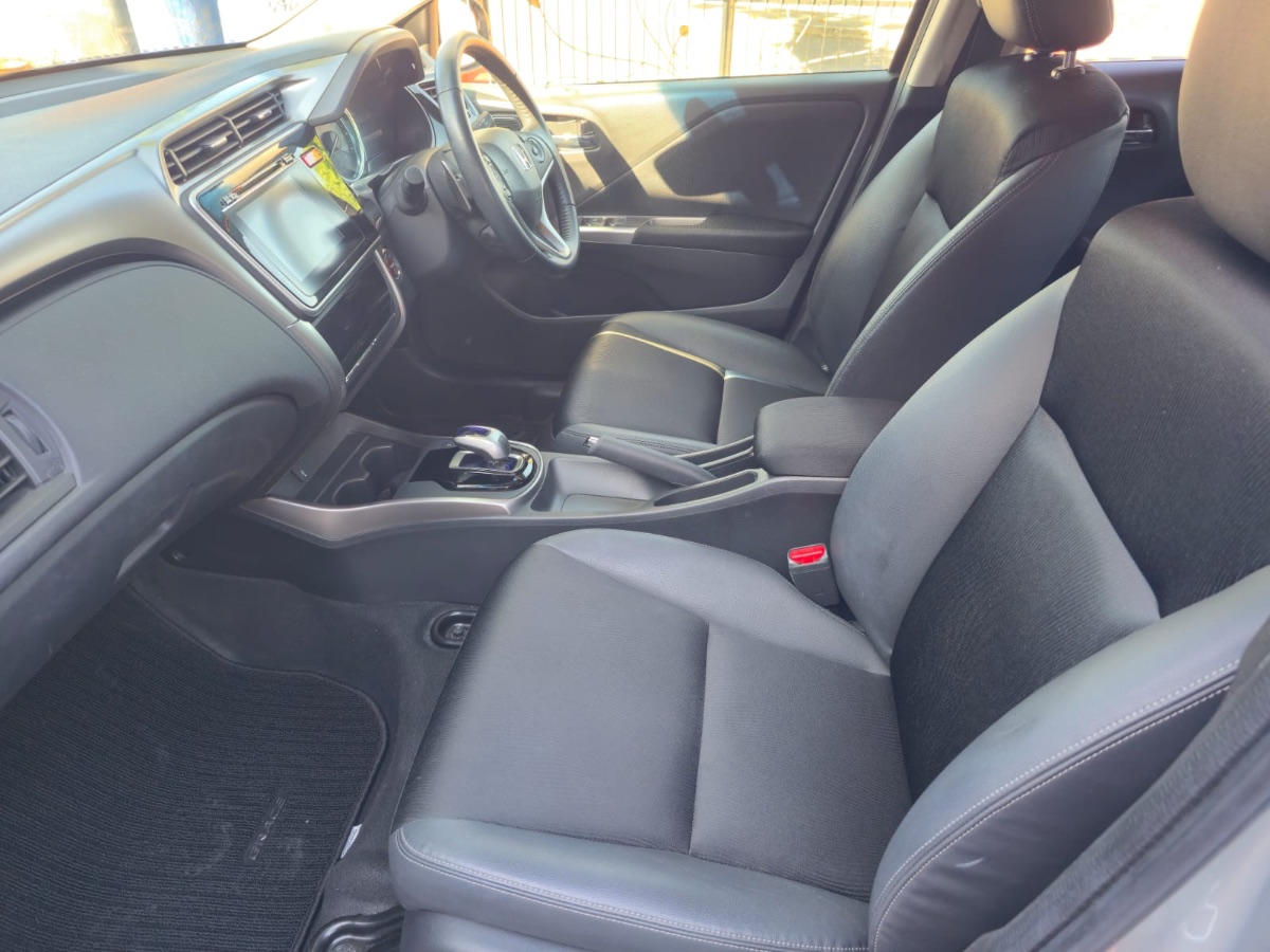 2015 Honda Grace photo 3