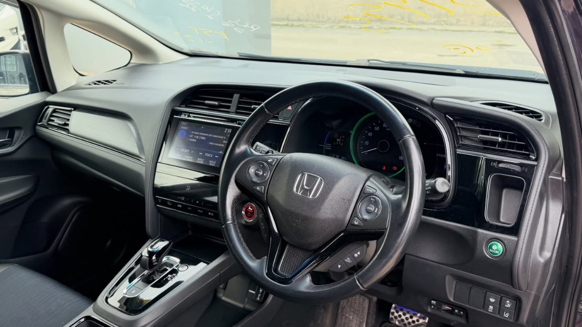 2020 Honda Fit Shuttle Z pkg photo 3