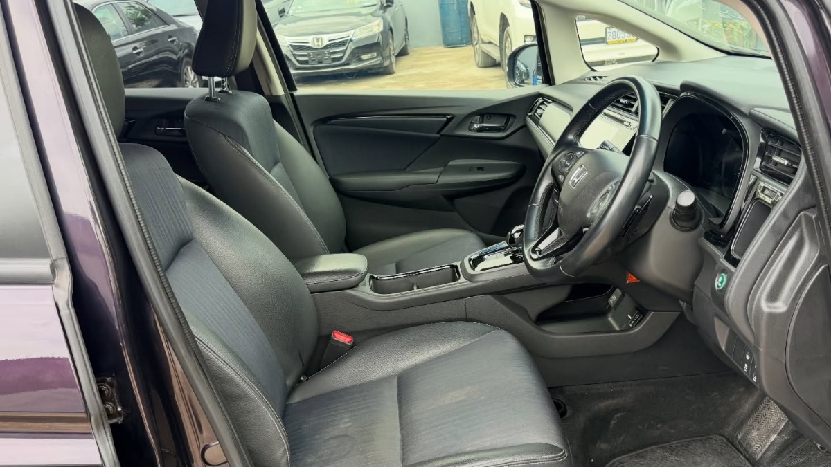 2020 Honda Fit Shuttle Z pkg photo 4