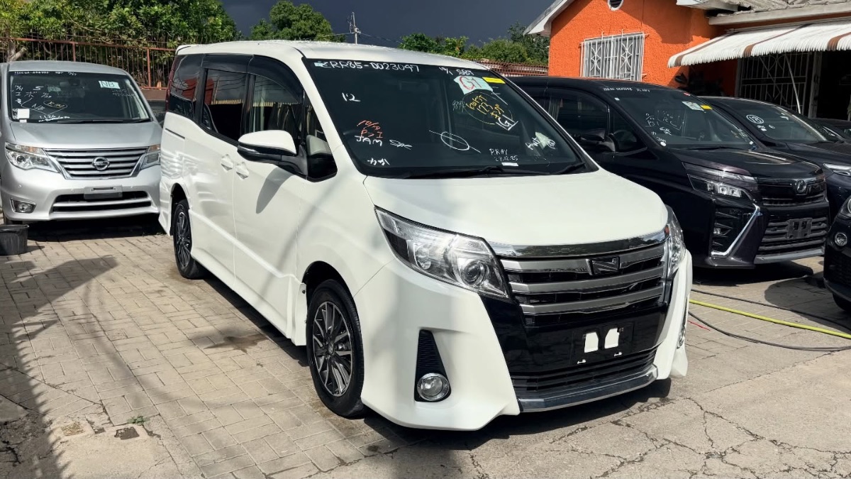 2015 Toyota Noah SI