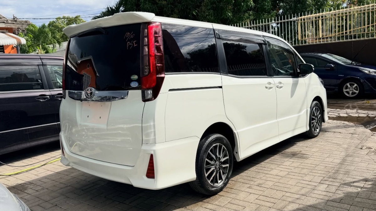 2015 Toyota Noah SI photo 2