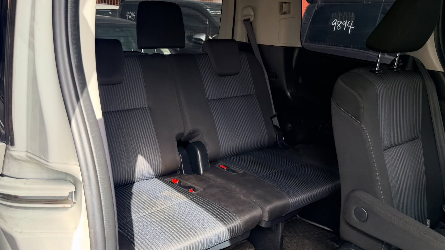 2015 Toyota Noah SI photo 3