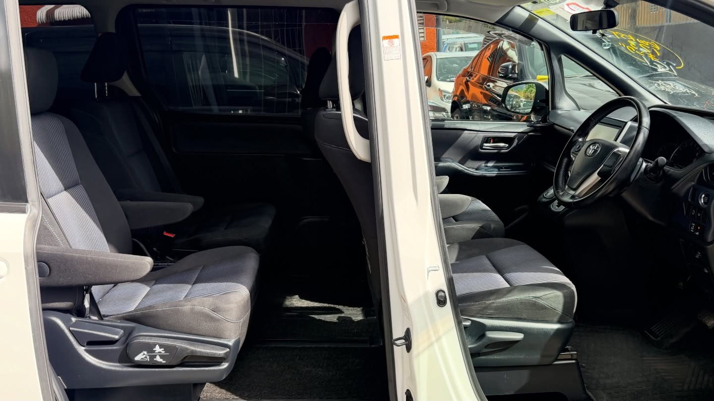 2015 Toyota Noah SI photo 5