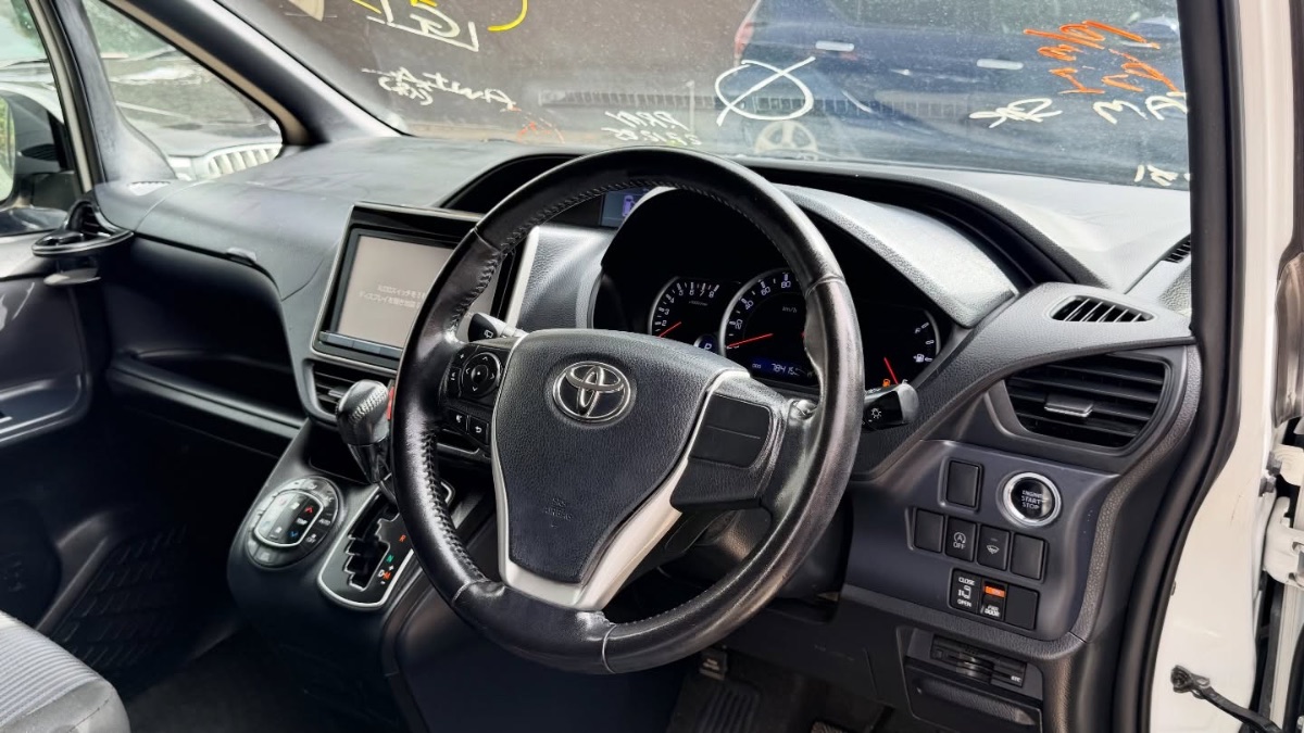 2015 Toyota Noah SI photo 6