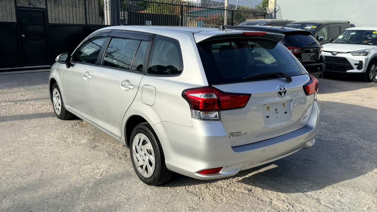 2021 Toyota Fielder photo 2