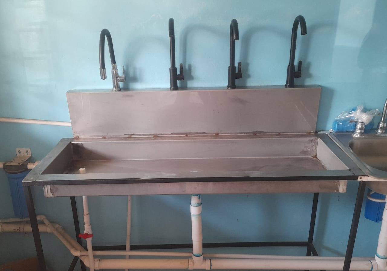 Reverse osmosis water filtration system + sink and 4 fossets